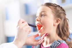 Consulta médica para garganta inflamada em crianças